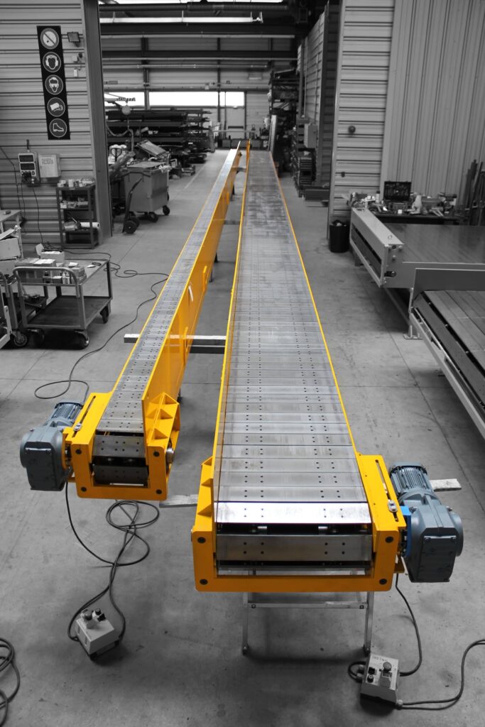 Convoyeur à plateaux long pour transport de profils, chute d'acier, lingots, pièces lourdes