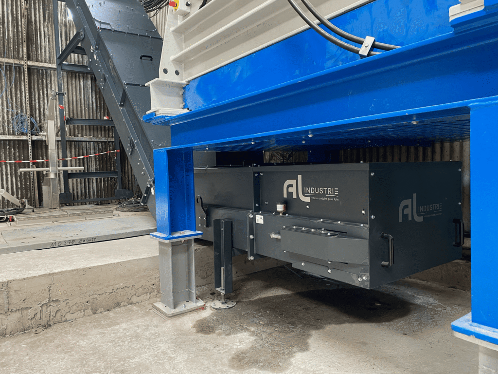 Convoyeur à élévation avec tapis métallique