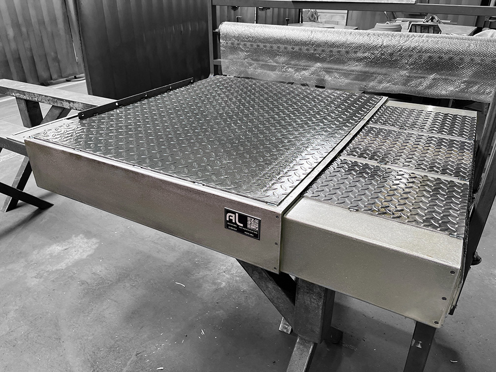 Protecteur de fosse en tôle larmée